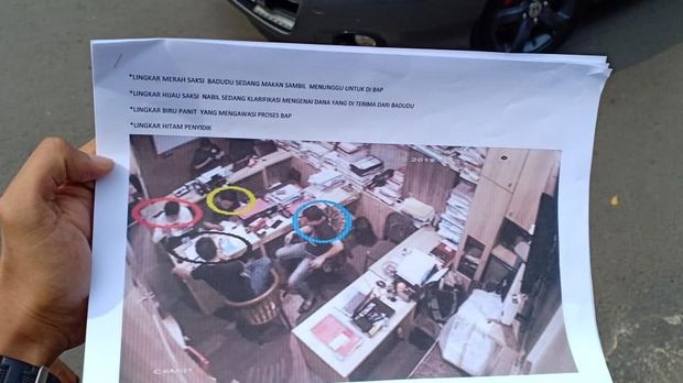 Polisi perlihatkan screenshot rekaman CCTV pemeriksaan Ananda Badudu