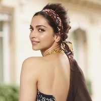 Seperti Suzy, dress yang dikenakan Deepika Padukone ini juga terinspirasi dari motif Ankara dari Afrika. Menurut The Guardian, motif Ankara ini pengerjaannya serupa dengan batik di Indonesia. Motif Ankara dibuat dengan menggunakan lilin atau istilah di Indonesia adalah malam. Foto: dok. Vogue, Dok. Instagram