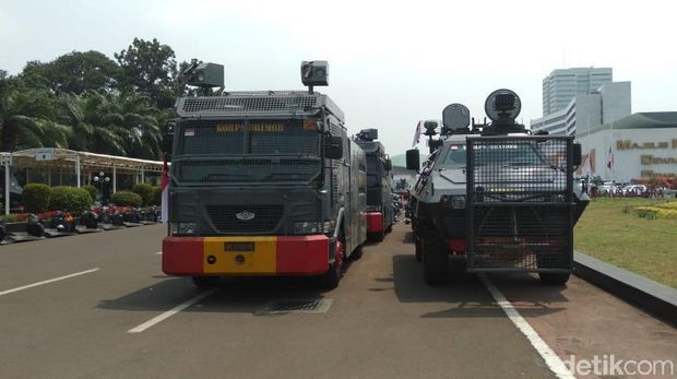 Ada Demo, Barracuda Hingga Water Canon Disiagakan di DPR 