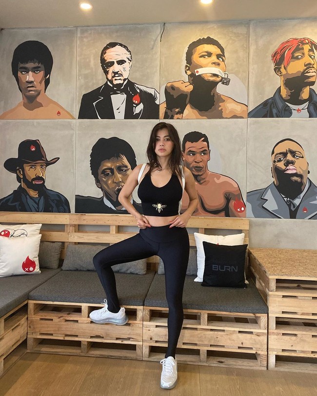 Sebelum kembali ke Indonesia, Dinda tinggal di Los Angeles, AS. Dalam wawancaranya dengan Bazaar, Dinda menyebutkan jika ia pindah ke sana setelah bercerai pada 2015 pengusaha Seng Hoo Ong. Dengan Ong yang dinikahinya di 2008, Dinda memiliki dua orang anak. Foto: Instagram @adindabakrie