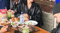 Intip gaya Justin saat makan siang dengan aneka hiadngan yang meriah, dikelilingi oleh penggemarnya. Foto: Istimewa
