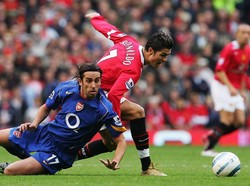 Cristiano Ronaldo terlibat perebutan bola dengan Edu. (Foto: Laurence Griffiths/Getty Images)