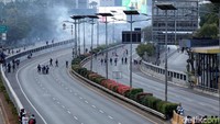 Nampak massa berseragam pelajar merangsek masuk ke Jalan Tol Dalam Kota. Polisi meminta bantuan mahasiswa untuk membubarkan kerumunan anak-anak berseragam tingkat menengah atas itu.