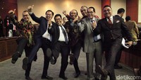 Aksi para anggota dewan seusai sidang paripurna terakhir.