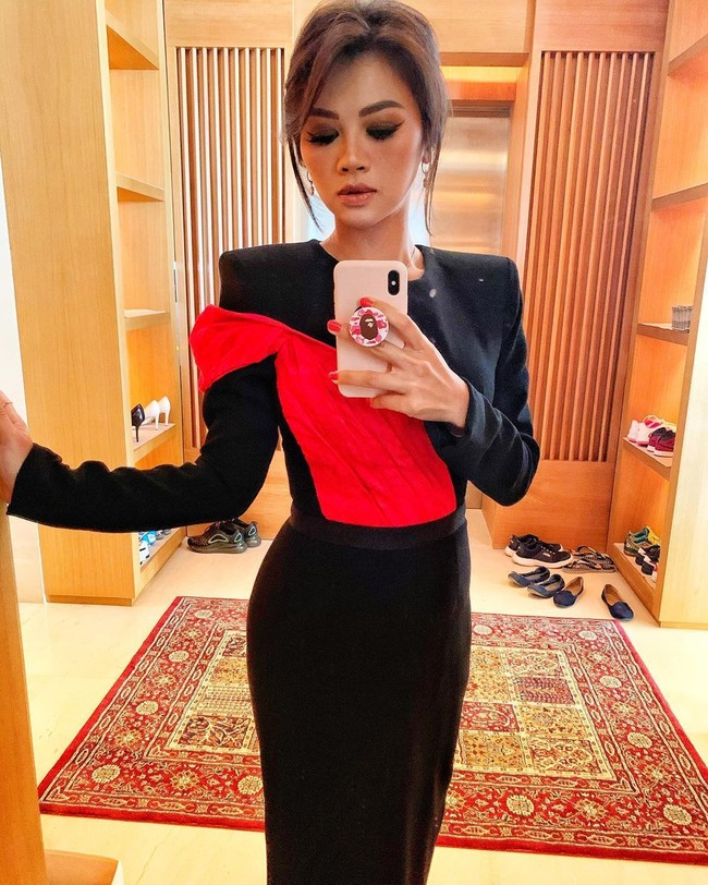 Menurut saya, kalau kita masuk dengan percaya diri dan positif, yang lain juga akan melihatnya sebagai hal yang segar dan baru. Memberikan ide lebih bervariasi, jadi saya yakin mereka juga akan tertarik dengan sudut pandang baru. Kalau orang yang sama semua kan mirip, mungkin pengalamannya yang mirip. Jadi mereka belajarnya di situ-situ aja, ungkapnya dalam wawancara eksklusif dengan CNBC. Foto: Instagram @adindabakrie