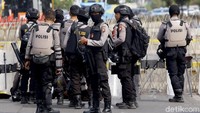 Kawat berduri pun turut diletakkan di area sekitar gedung DPR, Jakarta.