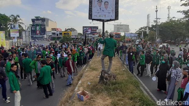  Demo Makassar: Demo mahasiswa UIN Makassar menutup Jl AP Pettarani, Makassar, Sulsel, Senin (30/9/2019)