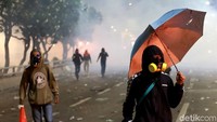 Ini penampakan para pendemo yang berdiri di garis terdepan.