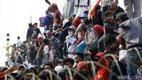 Mereka memakai seragam abu-abu serta putih-putih.
