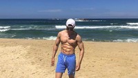 Memamerkan perut berototnya saat berada di Gyungpo Beach, Korea Selatan. (Foto: tim_jongwoo/Instagram)