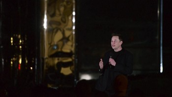 Elon Musk memamerkan roket Starship yang akan membawa manusia ke bulan dan juga planet Mars untuk kemudian kembali lagi ke planet ini. Foto: Reuters