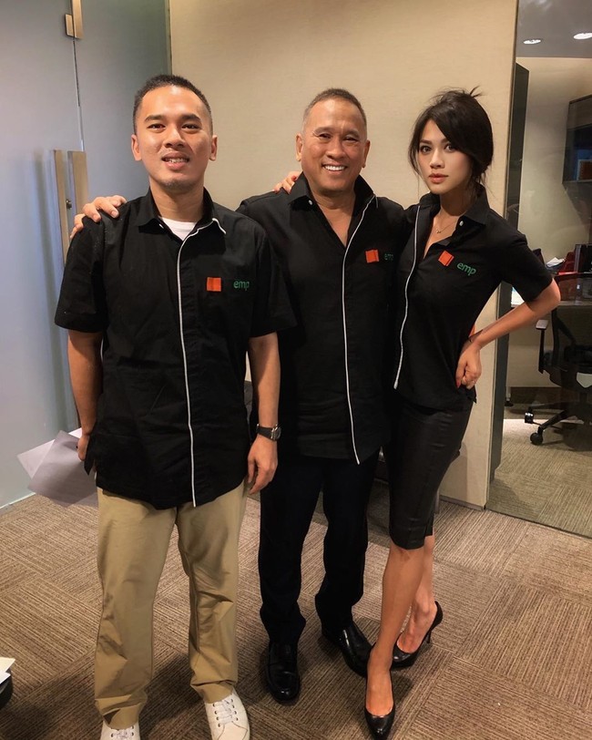 Jadi di minyak dan gas ini, saya masuk dengan pemikiran seperti itu. Saya mencoba seperti spons yang menyerap ilmu sebanyak-banyaknya. Baik itu dari karyawan, direksi, stakeholder, semua informasi saya serap. Takes time, tapi tidak perlu merasa insecure atau takut karena kan baru mulai, tambahnya. Foto: Instagram @adindabakrie