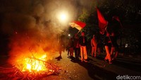 Massa pelajar saat demo berujung bentrok di kawasan Palmerah Jakarta.