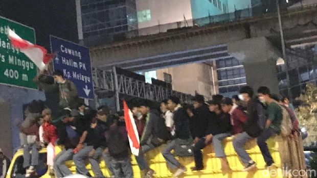 Massa Pelajar Naik Truk-truk Molen ke Arah Cawang