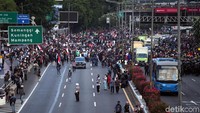 Pantauan detikcom, Senin (30/9/2019) pukul 17.00 WIB, polisi menutup Jalan Tol Dalam Kota di Km 8. Ruas jalan tersebut ditutup oleh barier.