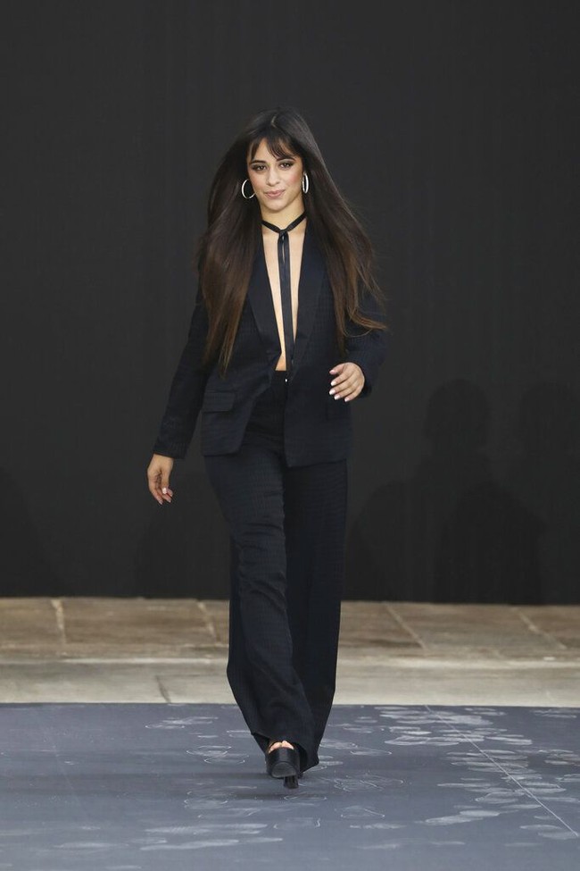 Dengan tinggi 157 cm, Camila Cabello tetap tampil percaya diri meski dia menyebut dirinya sebagai model terpendek di show LOreal di Paris Fashion Week hari itu.Foto: Vianney Le Caer/Invision/AP