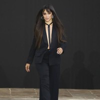 Dengan tinggi 157 cm, Camila Cabello tetap tampil percaya diri meski dia menyebut dirinya sebagai model terpendek di show LOreal di Paris Fashion Week hari itu.Foto: Vianney Le Caer/Invision/AP