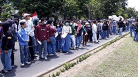 Sesampainya di Bundaran UGM, para pelajar ini membentuk barisan dan berusaha bergabung dengan para peserta lain yang sebagian besar adalah mahasiswa.
