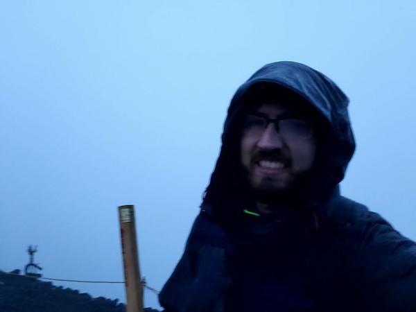 Mendaki Gunung Fuji untuk melihat matahari terbit, eh nyatanya kayak begini. Tapi tetap senyum lebar dong! (Foto: via Boredpanda.com) Mendaki Gunung Fuji untuk melihat matahari terbit, eh nyatanya kayak begini. Tapi tetap senyum lebar dong! (Foto: via Boredpanda.com)