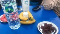 Memutuskan menjadi mualaf, Jay juga tak mau ketinggalan untuk bergabung buka puasa bersama di Masjid Korea dengan menu kurma, pisang, dan air mineral. Foto: Instagram @jaehan9192 
