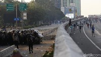 Massa terlihat melempari polisi dengan batu.