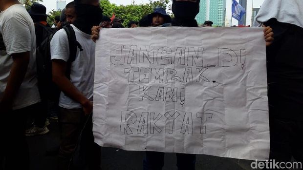 Poster Demo Mahasiswa: Minta Tak Ditembak hingga 'Ponakan Pak Tito'