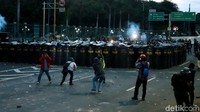 Massa aksi melempari polisi yang membentuk barikade di kawasan Gedung DPR.