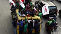Bus kota yang ditumpangi massa mahasiswa tyersebut sampai penuh.