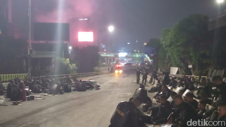 Antisipasi Massa, Polisi Masih Berjaga di Perempatan Slipi Antisipasi Massa, Polisi Masih Berjaga di Perempatan Slipi