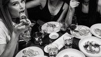Nah ini pose seru Hailey saat makan pasta bersama teman-teman modelnya yang lain. Foto: Istimewa