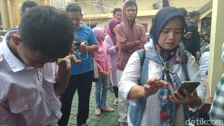 Pelajar Bogor Ini Menangis Dimarahi Ortu karena Ingin Ikut Demo Pelajar Bogor Ini Menangis Dimarahi Ortu karena Ingin Ikut Demo