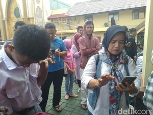 Pelajar Bogor Ini Menangis Dimarahi Ortu karena Ingin Ikut Demo