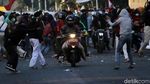 Momen Pengendara Terobos Demo Bentrok di Palmerah