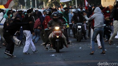 Momen Pengendara Terobos Demo Bentrok di Palmerah