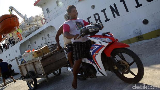 Di Pulau Ini, Kedatangan Kapal Disambut Meriah