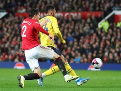 Tim tamu menebar bahaya lain untuk MU di menit ke-35. Pierre-Emerick Aubameyang mendapatkan bola di sisi kiri dan mengirimkan umpan silang yang diterima Pepe. Kali ini sepakan Pepe mengarah ke gawang, namun terlalu mudah untuk ditahan David de Gea. Istimewa/Catherine Ivill/Getty Images.