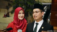 Tommy bahkan merayu sang istri, Lisya dan juga anaknya agar izin sekolah dan mendampinginya di acara tersebut. Pool/Noel/detikFoto.