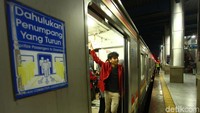 Diketahui hari ini sejumlah mahasiswa menggelar aksi di depan DPR. Tak seperti hari-hari sebelumnya, aksi hari ini cukup kondusif.