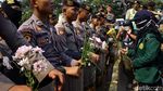 Salam Damai Bunga dari Mahasiswa untuk Polisi -TNI di DPR