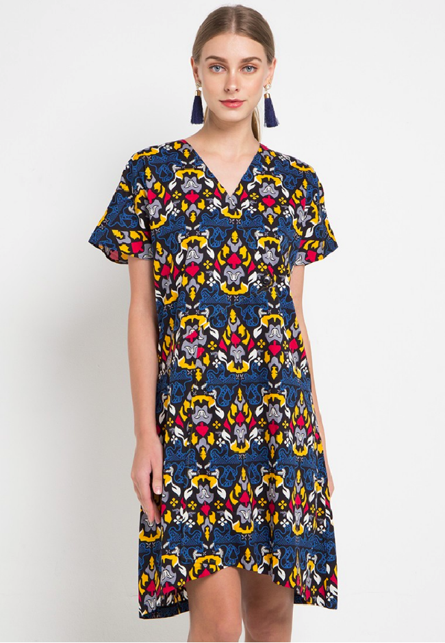 Brand Bateeq juga menyediakan dress kasual yang bisa digunakan kondangan sekaligus hangout. Short Sleeve Cotton Print Dress ini dapat dibeli seharga Rp 559 ribuan. Foto: Zalora 