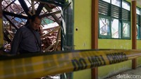 Bangunan kelas yang ambruk itu terjadi karena kondisi bangunan yang sudah lapuk.