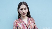 Sebelumnya penyanyi yang dua kali bercerai itu mengatakan dirinya sedih melihat ada aksi anarkis dari oknum pendemo. Pool/Palevi S/detikFoto.