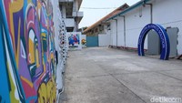 Selain dua area yang telah disebutkan, terdapat juga ruangan ketiga atau indoor yang akan difungsikan sebagai panngung atau venue konser. Saat ini area tersebut masih dirapikan (Randy/detikcom)  