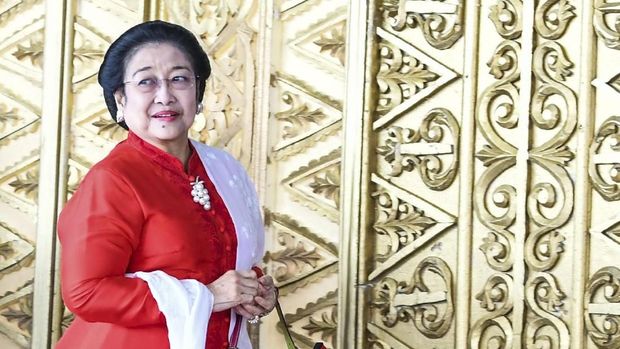 Ketua Umum Partai PDI Perjuangan Megawati Soekarnoputri memasuki ruang pelantikan anggota DPR RI di Kompleks Parlemen, Senayan, Jakarta Selasa (1/10/2019). Sebanyak 575 anggota DPR terpilih dan 136 orang anggota DPD terpilih diambil sumpahnya. ANTARA FOTO/Galih Pradipta/pd.
