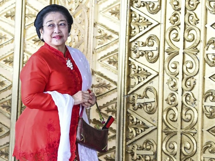 Ketua Umum Partai PDI Perjuangan Megawati Soekarnoputri memasuki ruang pelantikan anggota DPR RI di Kompleks Parlemen, Senayan, Jakarta Selasa (1/10/2019). Sebanyak 575 anggota DPR terpilih dan 136 orang anggota DPD terpilih diambil sumpahnya. ANTARA FOTO/Galih Pradipta/pd.