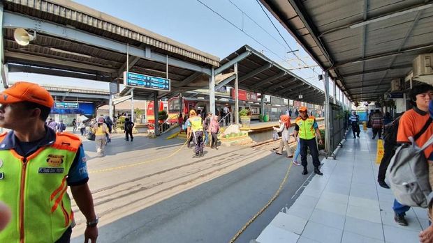 Aktivitas di Stasiun Bekasi pagi ini.