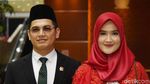 Resmi Jadi Anggota DPR, Ini Wajah Bahagia Tommy Kurniawan dan Istri