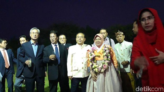 Wali Kota Risma di Busan, Korea Selatan (mengenakan hanbok)/