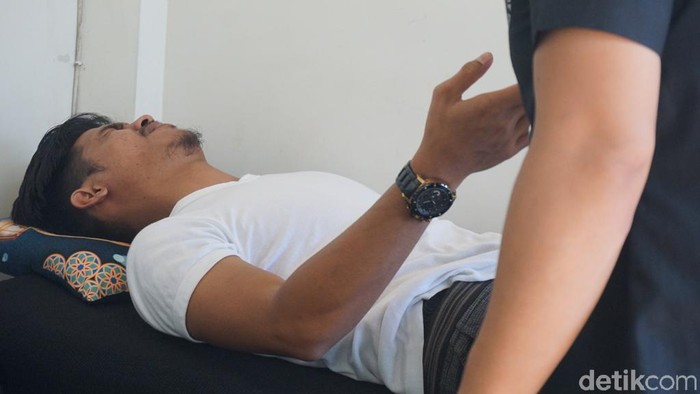 Tak sedikit yang menawarkan terapi-terapi dengan berbagai macam cara. (Foto: Frieda/detikHealth) Tak sedikit yang menawarkan terapi-terapi dengan berbagai macam cara. (Foto: Frieda/detikHealth)