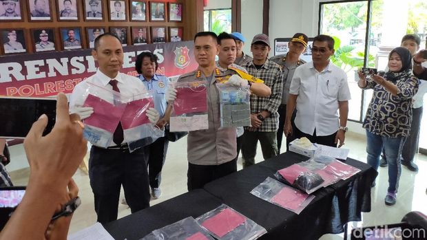  Kapolrestabes Medan Kombes Dadang Hartanto didampingi Pjs Kasat Reskrim Polrestabes Medan Kompol Eko Hartanto memberikan keterangan pers soal pencurian duit Rp 1,6 miliar